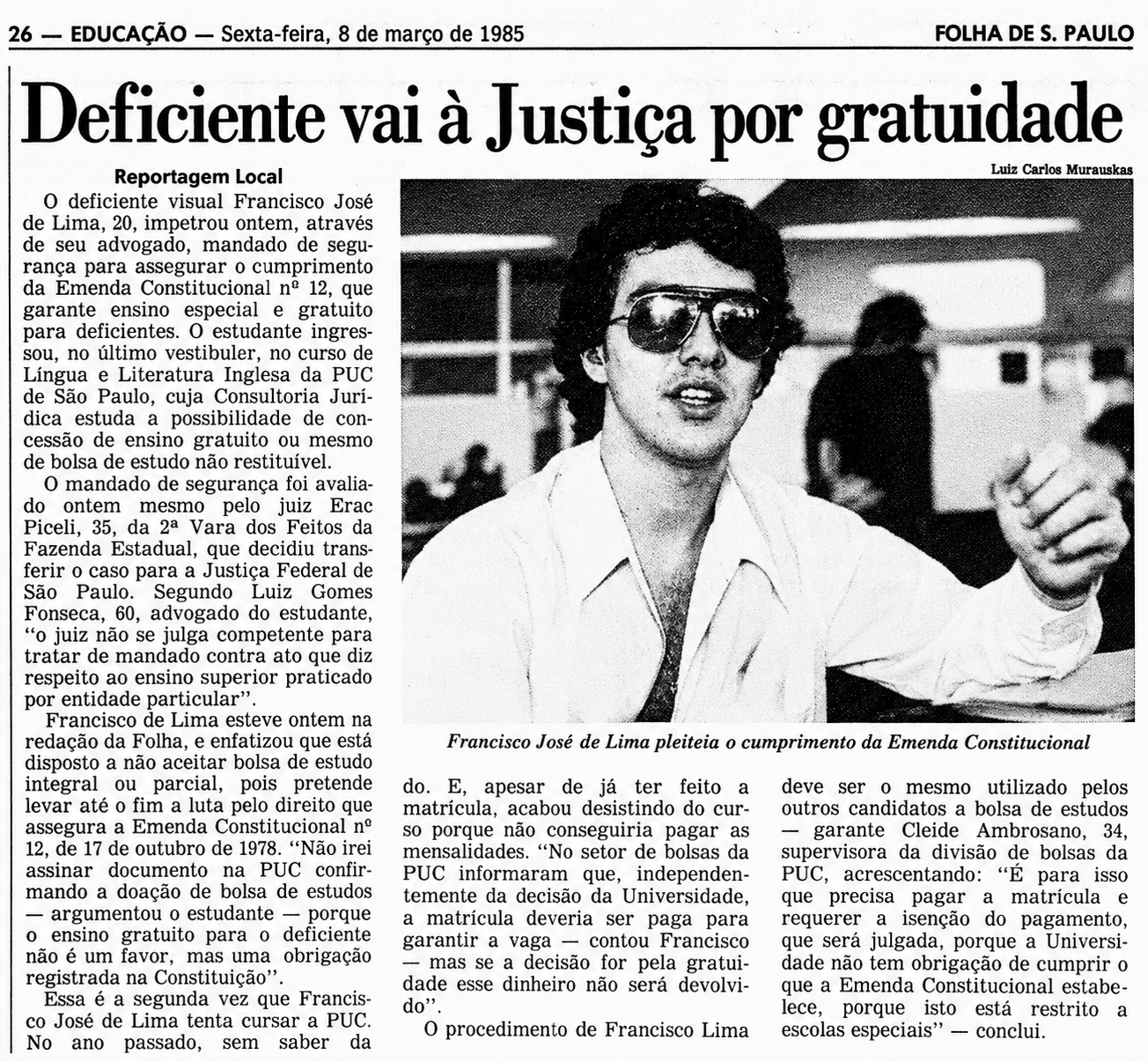 Página da Folha de S.Paulo de 8 de março de 1985, com a manchete “Deficiente vai à Justiça por gratuidade”, fotografia de Francisco José de Lima usando óculos escuros e texto em colunas.